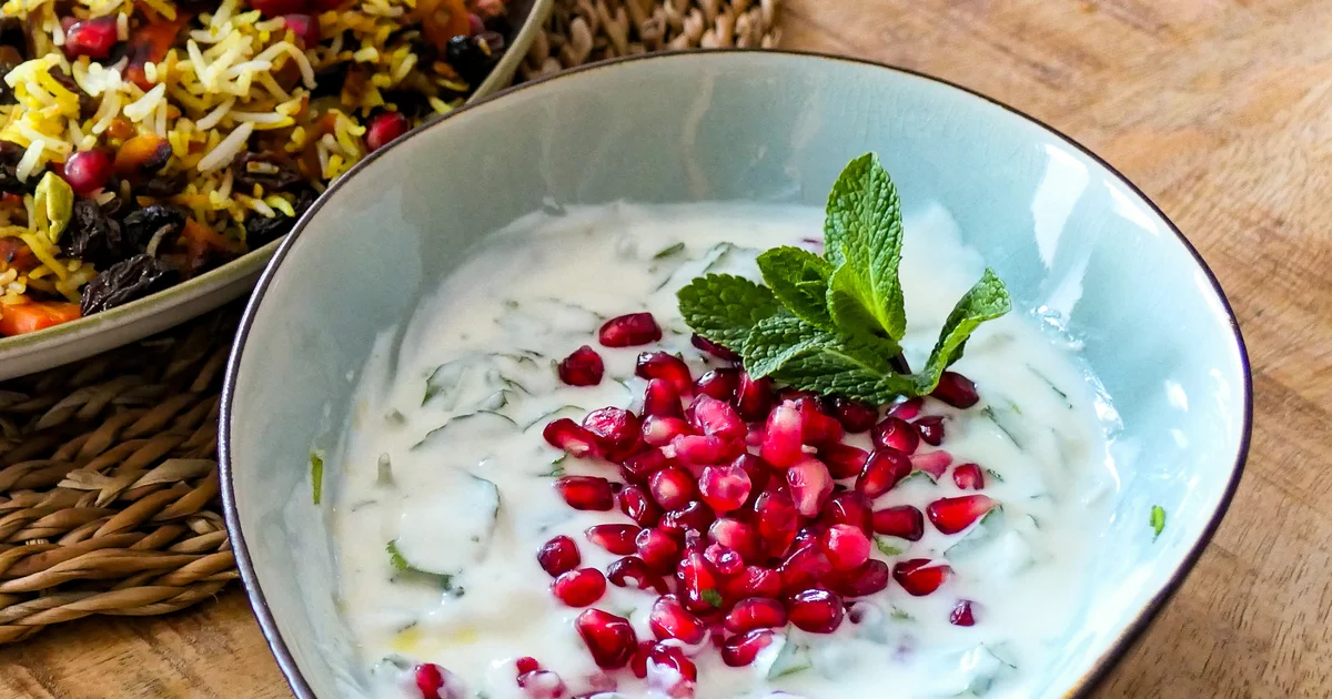 Einfacher 5-Minuten Jogurt-Dip mit Minze &amp; Koriander und Granatapfel